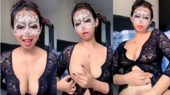 Live Host Kebaya Item Pentil Coklat Video by BebasIndo