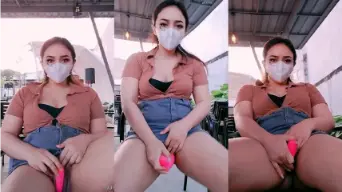 Ravicha Colmek Bergetar di Ruangan Terbuka